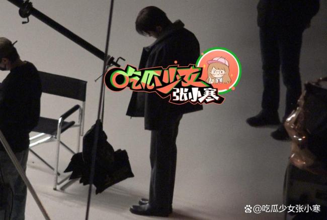 易烊千玺新片帮助公益短片推广 候场时背影好落寞